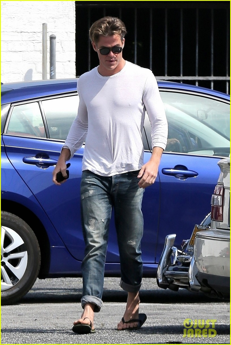 Illustration for article titled Dealbreaker: Chris Pine with flip flops